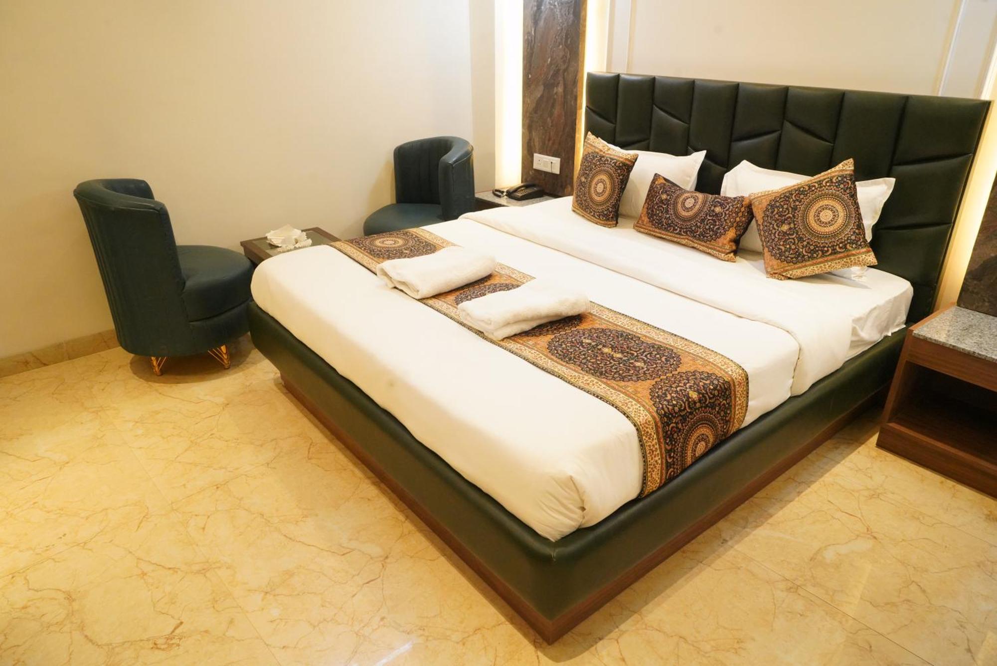 Golden Enterprise, Apartment *